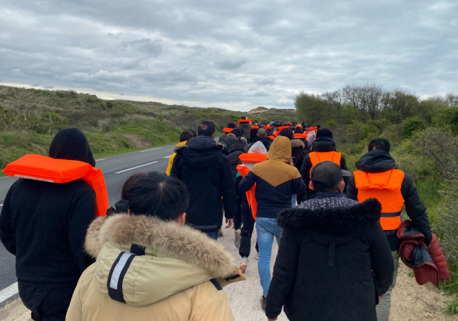 Une centaine de migrants se rendent en gare pour prendre un train en direction de Calais. 