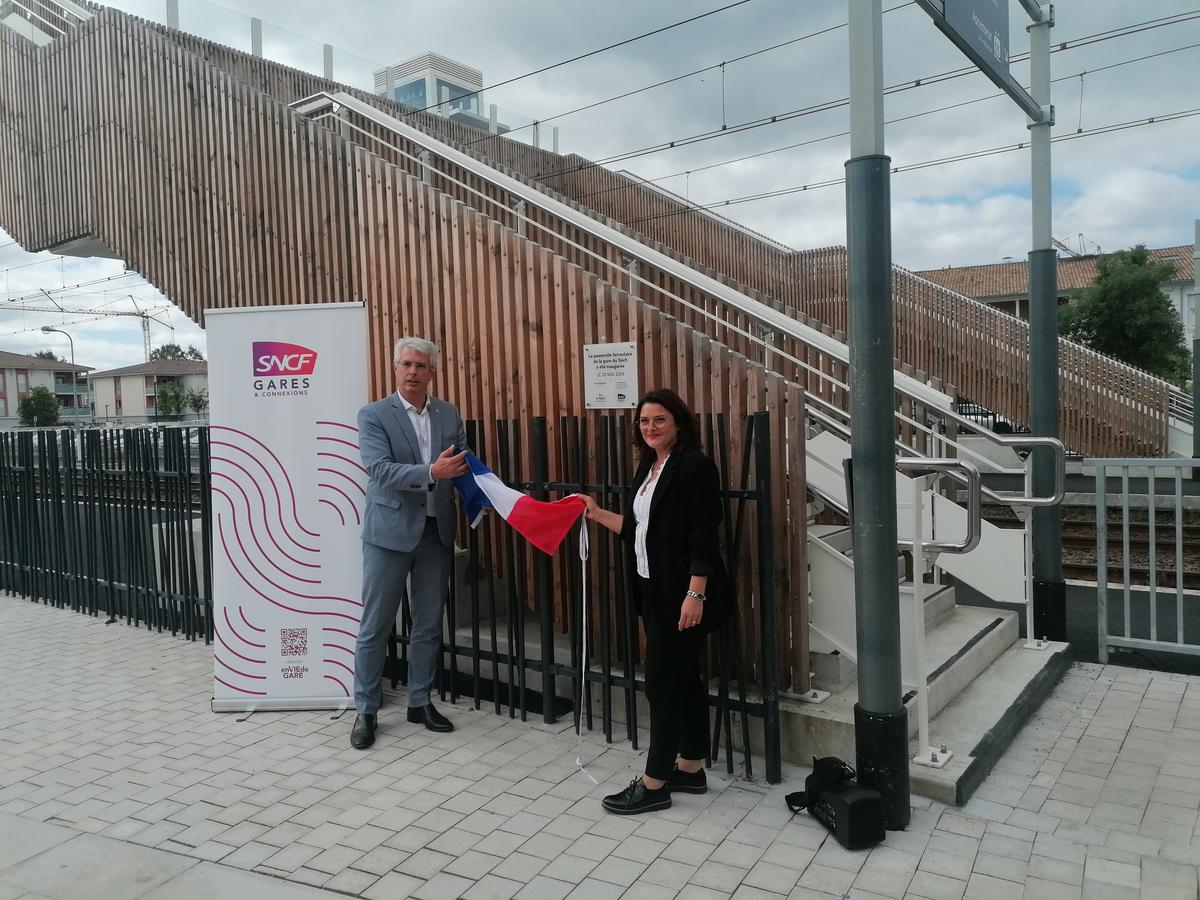 Florent Kunc (SNCF) et la maire Karine Desmoulin ont dévoilé la plaque d’inauguration de la passerelle de la gare du Teich mardi.