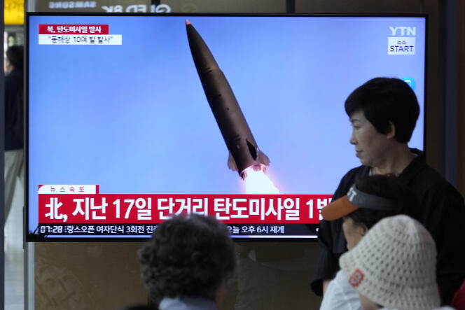 Une chaîne d’information diffuse une image d’archive d’un lancement de missile par la Corée du Nord, à la gare de Séoul, en Corée du Sud, le 30 mai 2024.