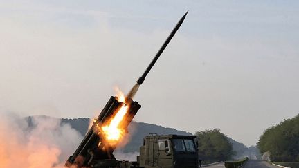 Une photo diffusée par l'agence officielle KCNA des tests d'un nouveau lance-roquettes multiple, le 10 mai 2024, en Corée du Nord. (STR / KCNA VIA KNS / AFP)
