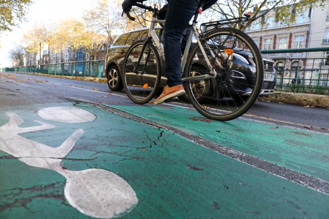 Les pistes cyclables indispensables pour la sécurité des cyclistes. Photo : Thierry THOREL / LA VOIX DU NORD ; Pistes cyclables – transport